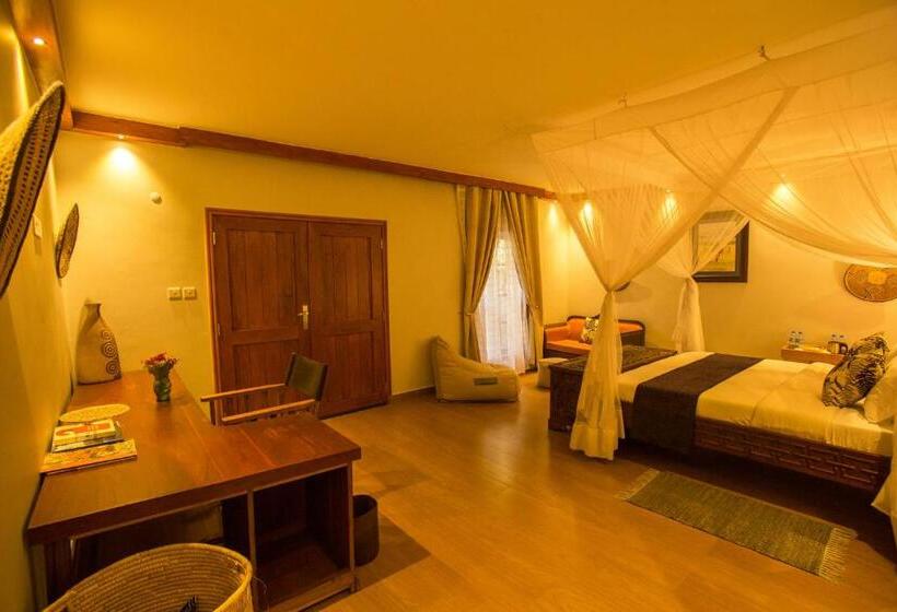 اتاق ساده سه‌ نفره, Amani Safari Lodge And Restaurant