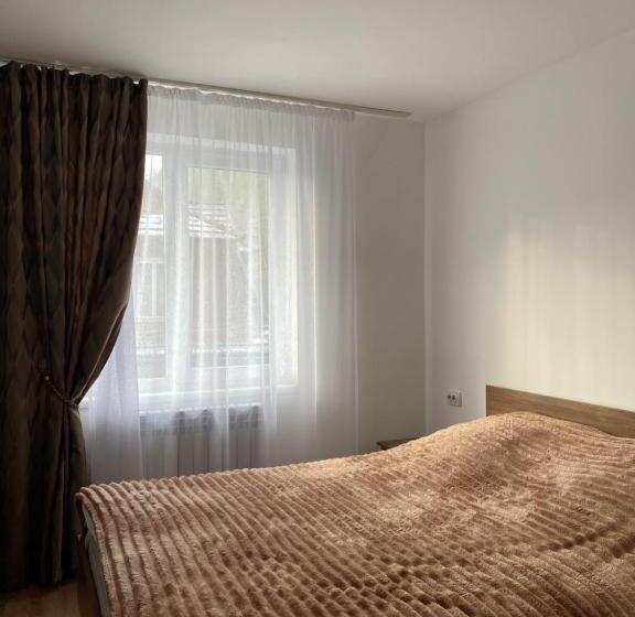 이코노미 룸, Weekend House