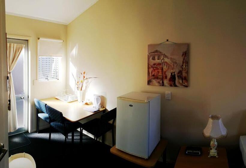 استودیو داخلی مدیریتی, Aurora City Suites Motel