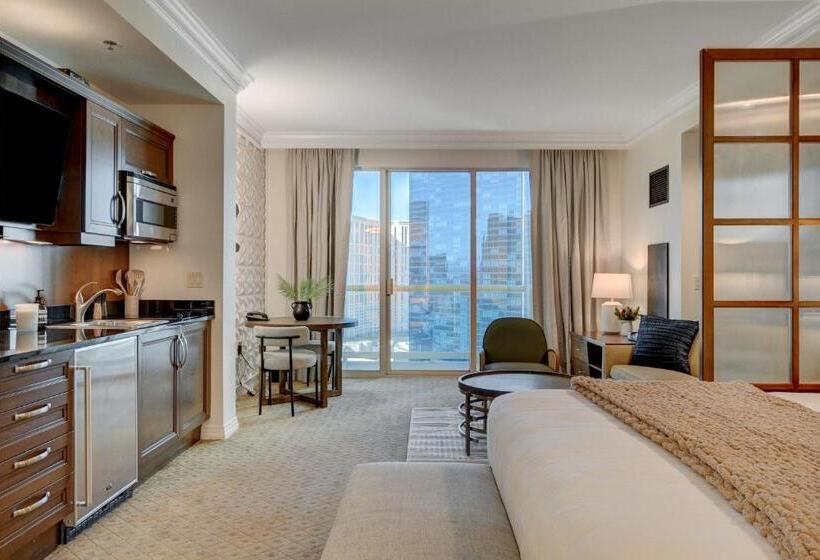استودیو خانوادگی, Elite Studio Mgm Signature Balcony Strip View