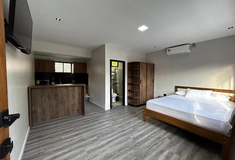 سوییت با چشم‌انداز استخر, Ocean Drive Lodge