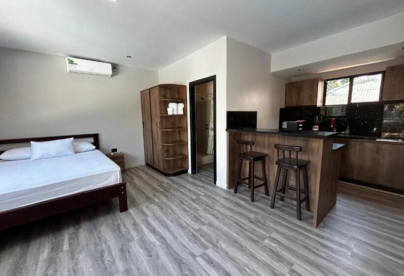 سوییت با چشم‌انداز استخر, Ocean Drive Lodge