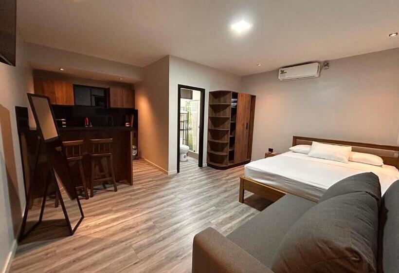 سوییت با چشم‌انداز استخر, Ocean Drive Lodge
