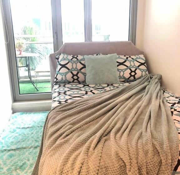 اتاق خانوادگی, My Space At Azure Urban Resort Residences