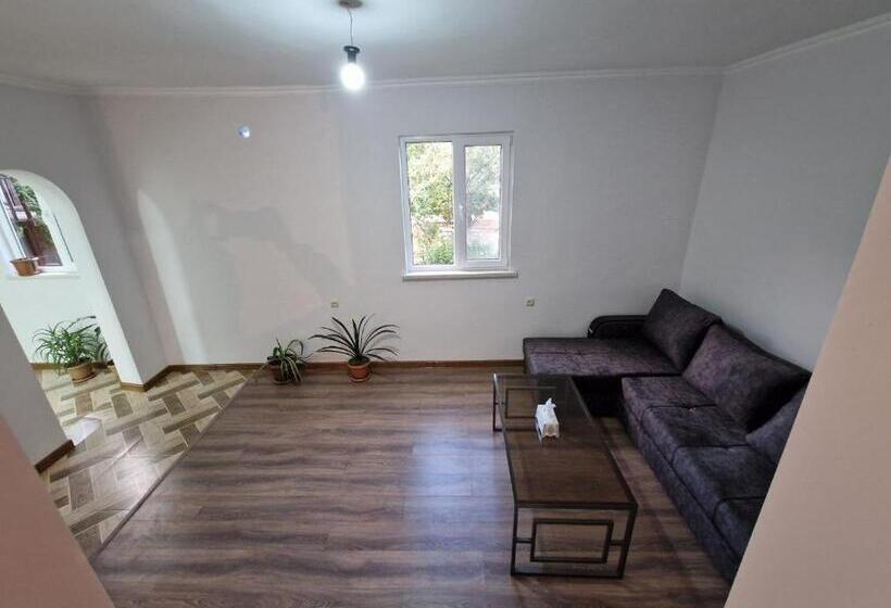 Студия Стандарт, Selina Guest House