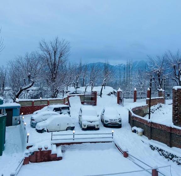 اتاق لوکس با بالکن, The Gulmarg Palace