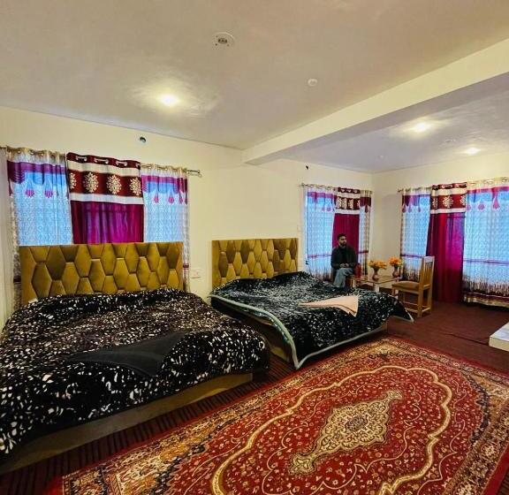 اتاق خانوادگی, The Gulmarg Palace