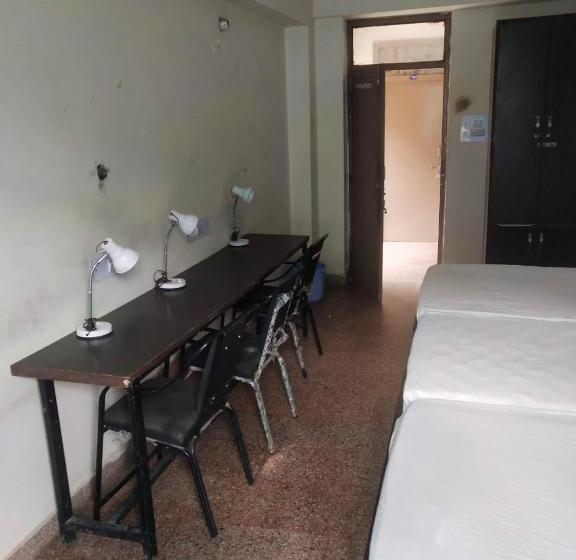 스탠다드 트리플 발코니 룸, Abuzz Oxfordcaps Chanakya Hostel Solan