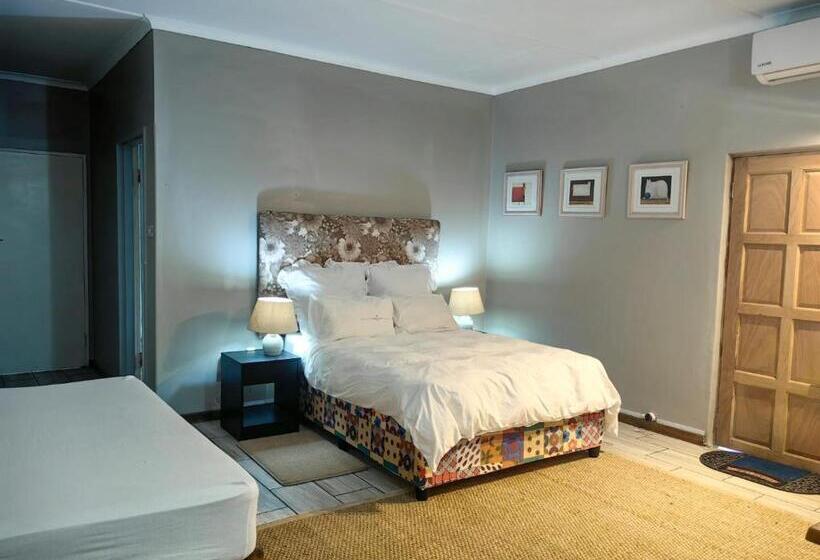 اتاق استاندارد سه نفره, Mitchell Guesthouse