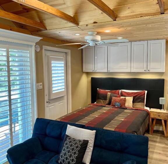 Семейное Бунгало, The Lake Alfred Citruswood Cabin