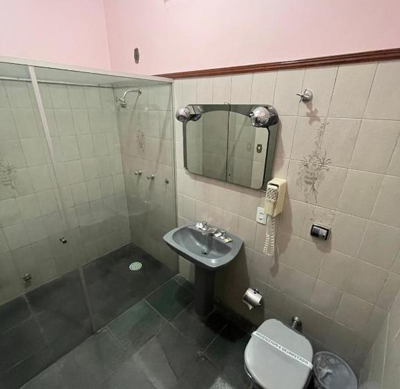 سوئیت با وان آب گرم, Free Way Motel