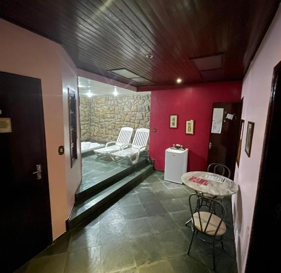 سوئیت با وان آب گرم, Free Way Motel