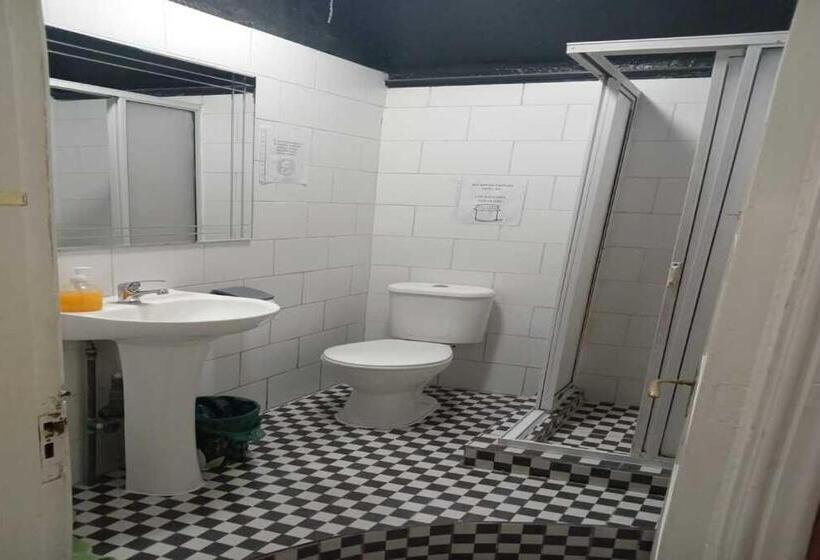 اتاق اکونومی, Hostal Salvador
