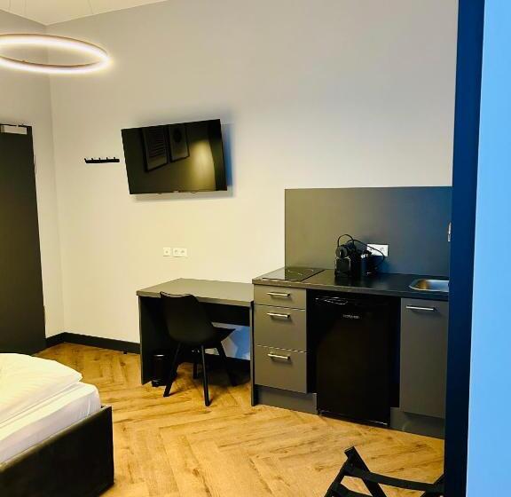 استودیوی سوپریور, Motel Blue Messe