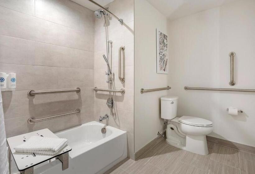 سوئیت برای معلولان, Comfort Inn & Suites Newark Liberty International Airport