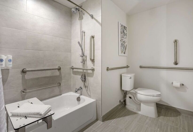 سوئیت برای معلولان, Comfort Inn & Suites Newark Liberty International Airport