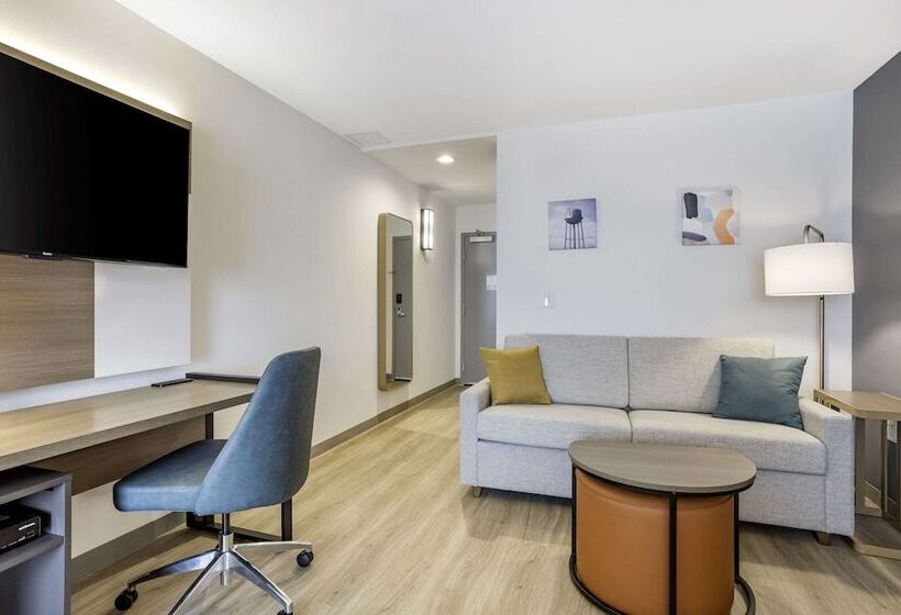 سوییت, Comfort Inn & Suites Newark Liberty International Airport