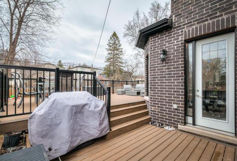 سوییت لوکس, Luxury Villas In Ajax And Scarborough