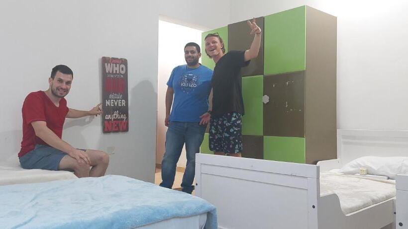 Кровать в Общей Комнате, Aladdin Hostel In Kuwait City