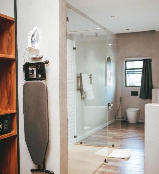 سوییت جونیور با بالکن, Burundi Palace Boutique