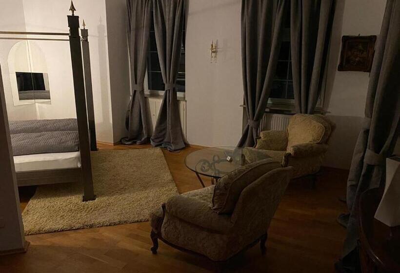Номер Стандарт, Schloss Hainfeld