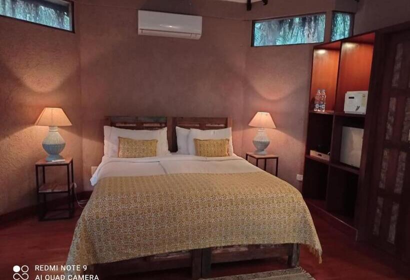 小室, Anahata Retreat Ashvem Goa