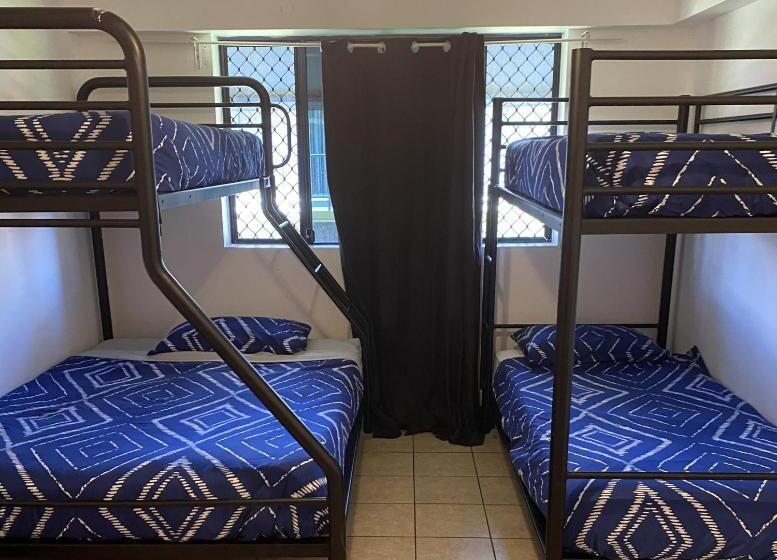 패밀리 룸 공용 욕실, Arrival Lodge Hostel Accommodation