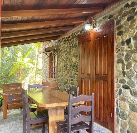 اتاق خانوادگی با چشم‌انداز باغ, Bungalows Malú