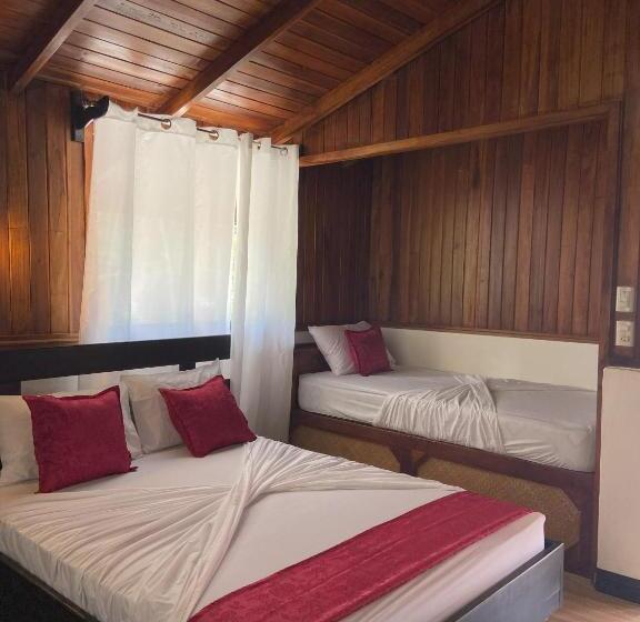 اتاق استاندارد چهارنفره با بالکن, Bungalows Malú