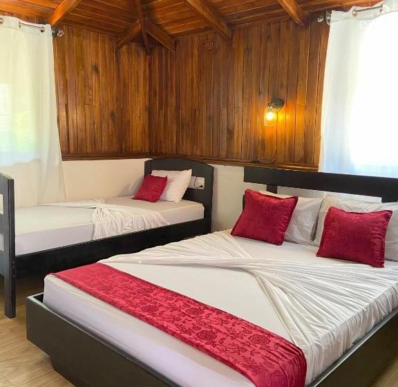 اتاق استاندارد چهارنفره با بالکن, Bungalows Malú