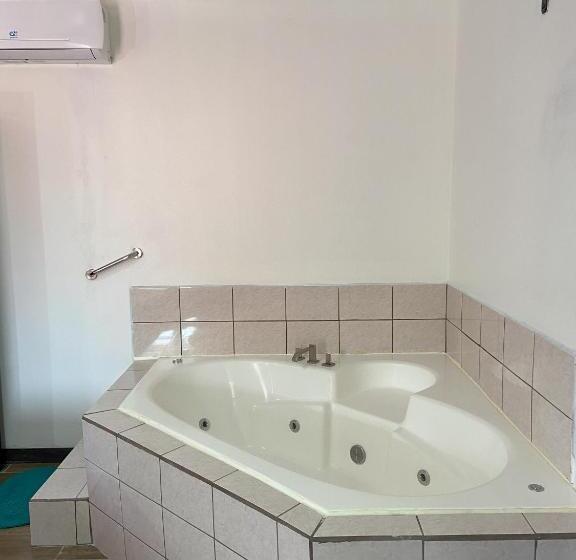 سوئیت با بالکن, Bungalows Malú