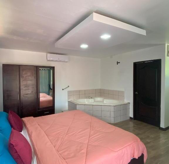 سوئیت با بالکن, Bungalows Malú