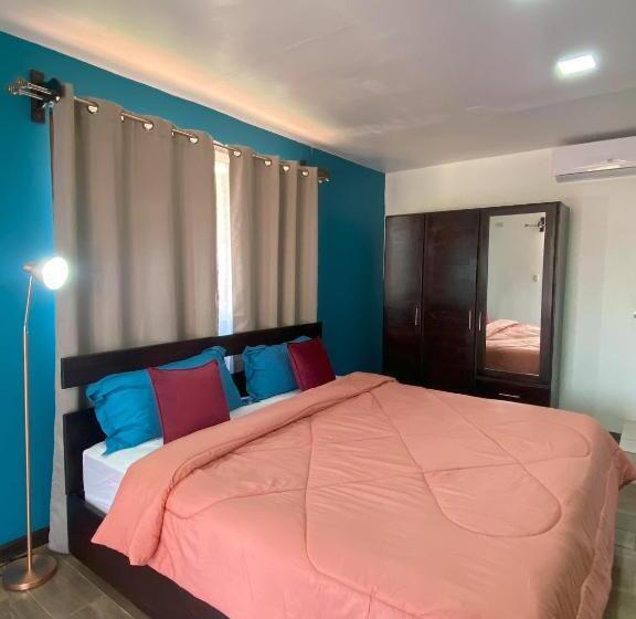 سوئیت با بالکن, Bungalows Malú