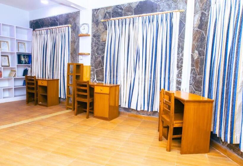 تختخواب در اتاق مشترک, Roamers Inn   Hostel