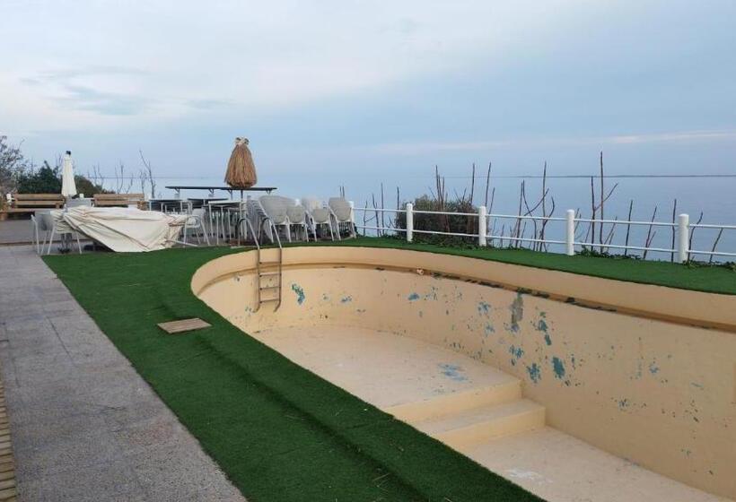 اتاق اکونومی, Bahía De Montecarlo
