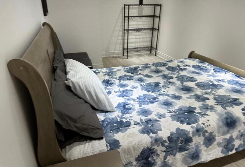 סוויטה משפחתית, Double Bedroom On Up Or 3 Bedrooms In Basement Near Eglinton Subway Station