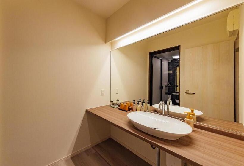 Семейный Номер, The Hotel Obuse