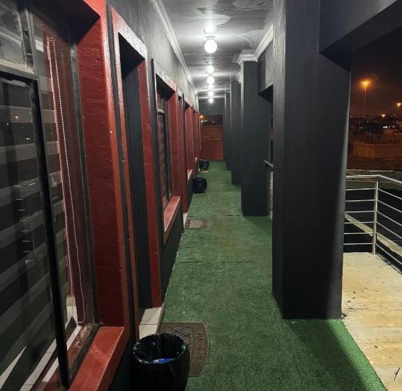 Апартаменты 1 Спальня, X Motel Vosloorus