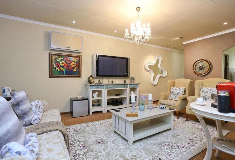 جناح, Shangri La Manor