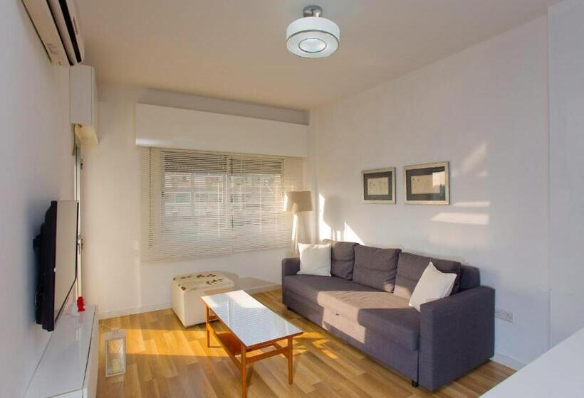 带1个卧室的带阳台的公寓, Seabreeze City Center Flat By Trulycyprus