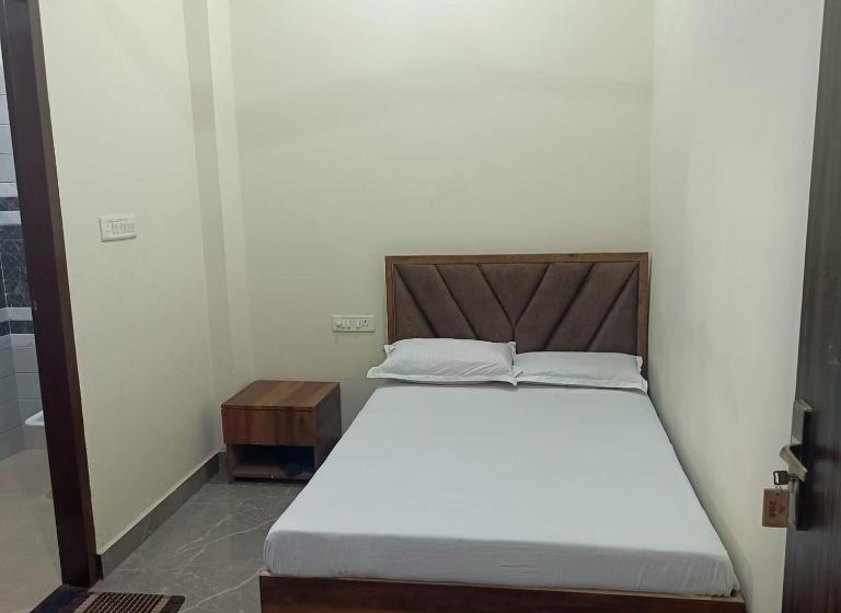 Quarto Estandar Individual, Shri Girraj Residency