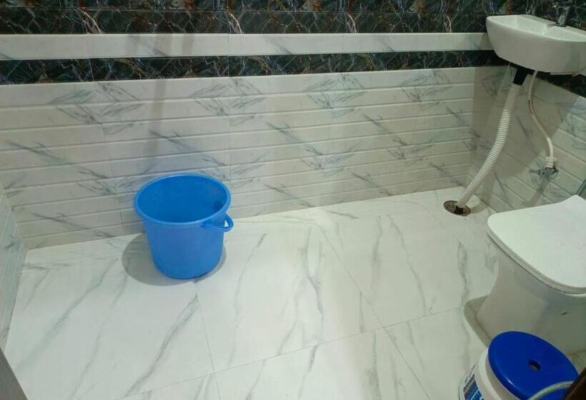 Quarto Triplo Estandar, Shri Girraj Residency