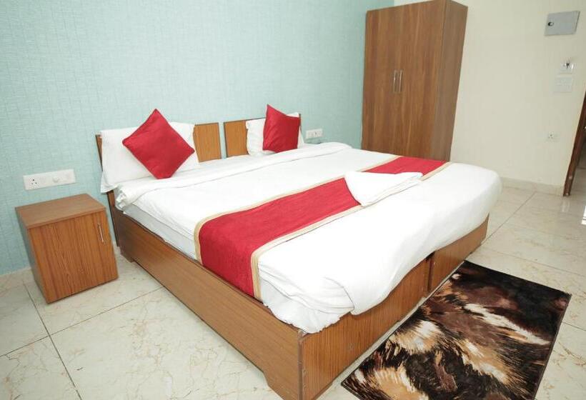 Номер Deluxe, The Anvi Residency Sector 122