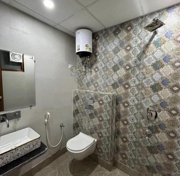 Номер Deluxe, The Anvi Residency Sector 122