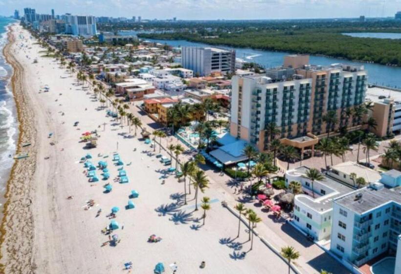 Люкс, Walkabout 5 Retro Hotel On The Beach With Live Music And A Bar