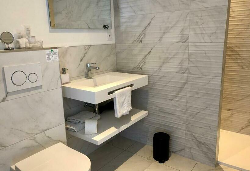 Номер Комфорт, Hôtelya   Lille Villeneuve D Ascq