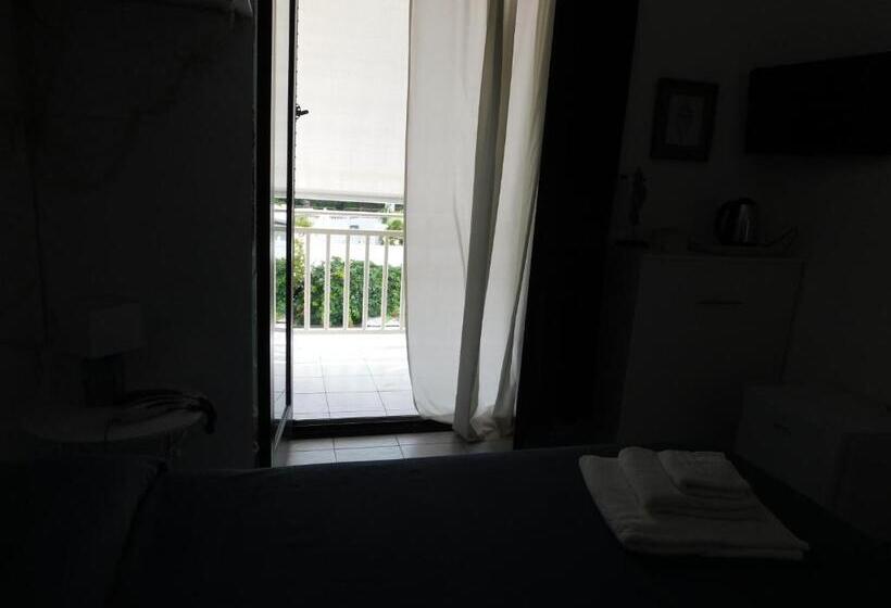 Номер Стандарт с Балконом, La Battigia B&b