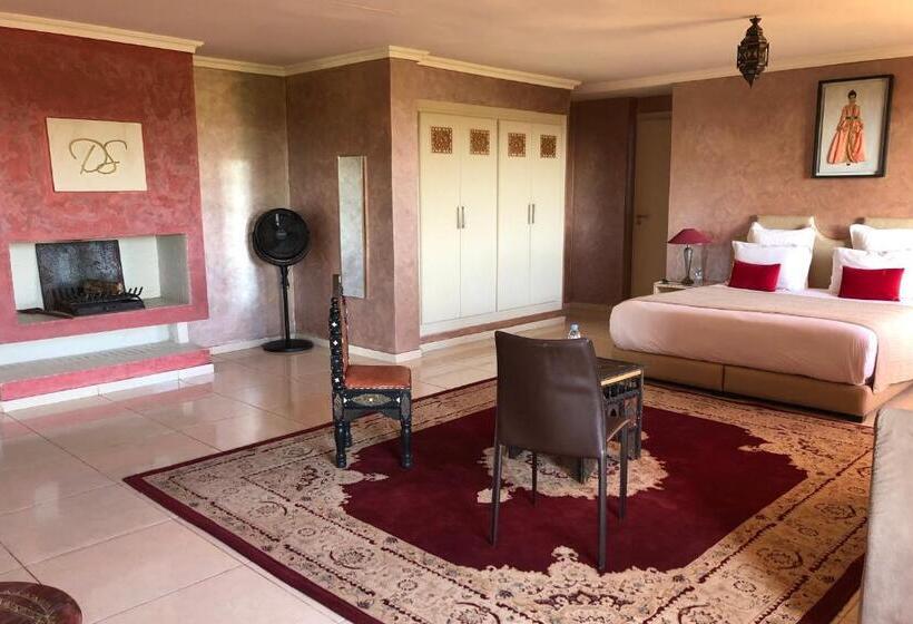 Family Suite, Dar De Santis