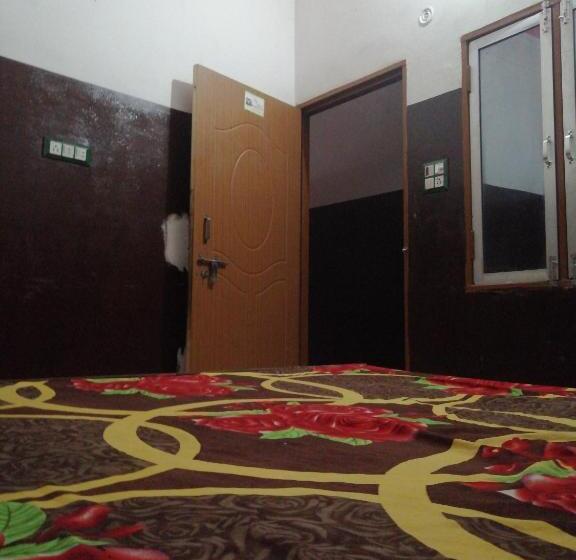 Трехместный Номер Классика, Oyo Harjender Guest Houses & Family Restaurant