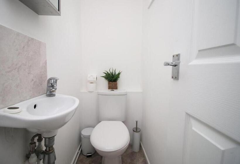 خانه 1 خوابه, 4 Br With Free On Street Parking